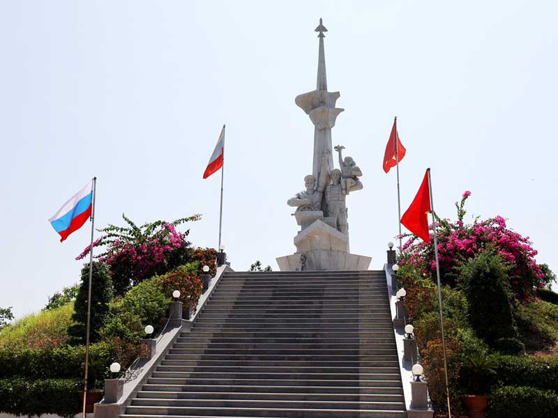 Đài tưởng niệm Cam Ranh